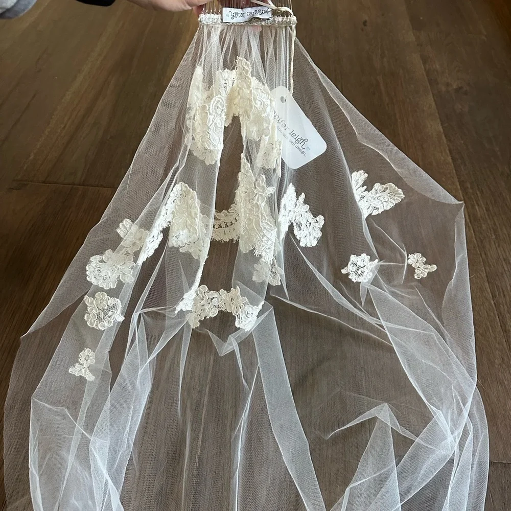 Jennifer Leigh L’Oréal Ivory 50” French Alencon Lace Veil